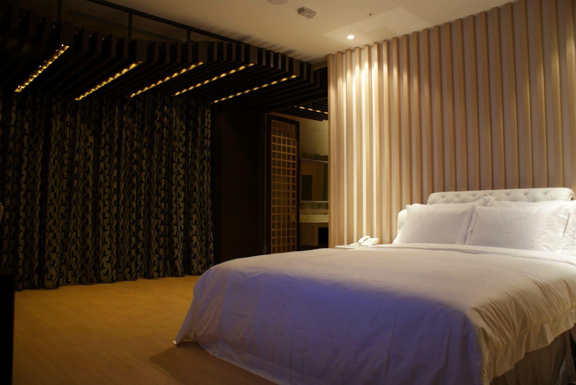 All-Ur Boutique Motel - Taichung Branch Exteriör bild